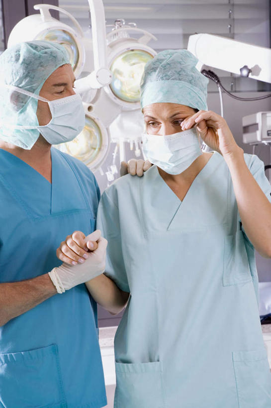 西方人,两个人,伙伴,朋友,医生,站,握手,竖图,室内,白天,正面,友谊,合作,团队,帽子,欧洲,欧洲人,戴,分离,过滤,分开,注视,口罩,手套,观察,看,站着,医护人员,医疗人员,隔断,橡胶,战略,遮掩,观看,隔离,戴着,察看,卫生,手术室,掩盖,遮挡,白大褂,关注,净化,间隔,橡胶手套,预防,橡胶制品,遮盖,防尘,医生帽,医用手套,联合,合谋,掩饰,断绝,隔开,屏蔽,屏绝,远离,中断,阻遏,阻隔,配合,协作,男人,男性,女人,女性,中年男性,中年女性,白种人,大夫,搀手,拉手,手拉手,手握手,站立,半身,彩图