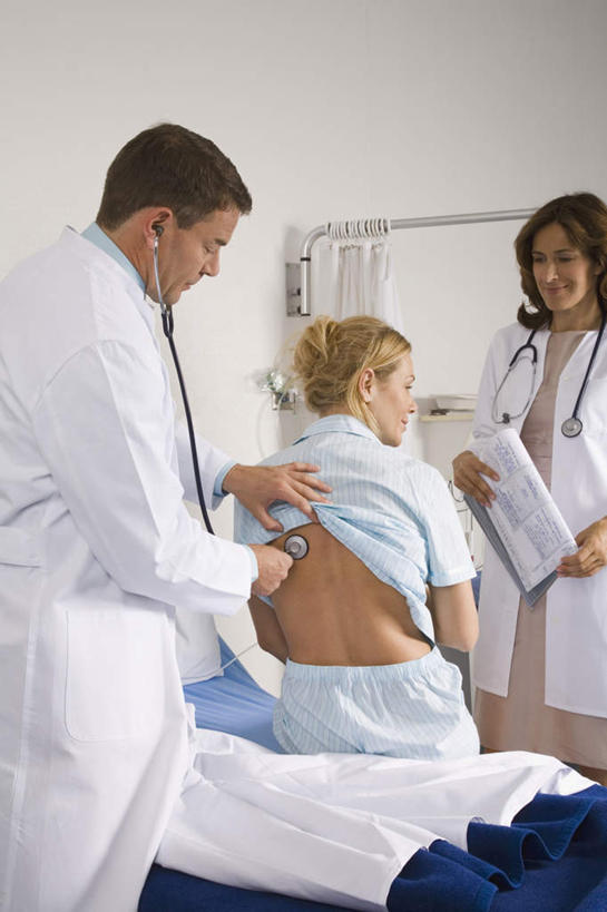 西方人,背部,三个人,伙伴,朋友,医生,病人,站,坐,竖图,室内,白天,正面,友谊,合作,团队,欧洲,欧洲人,握,检查,记事本,拿,拿着,注视,本子,笔记本,听诊器,观察,看,站着,医护人员,医疗人员,战略,握着,观看,察看,医疗设备,白大褂,关注,病患,医疗器械,医疗工具,联合,合谋,检测工具,配合,协作,男人,男性,女人,女性,中年男性,中年女性,白种人,大夫,患者,就医者,站立,坐着,半身,彩图