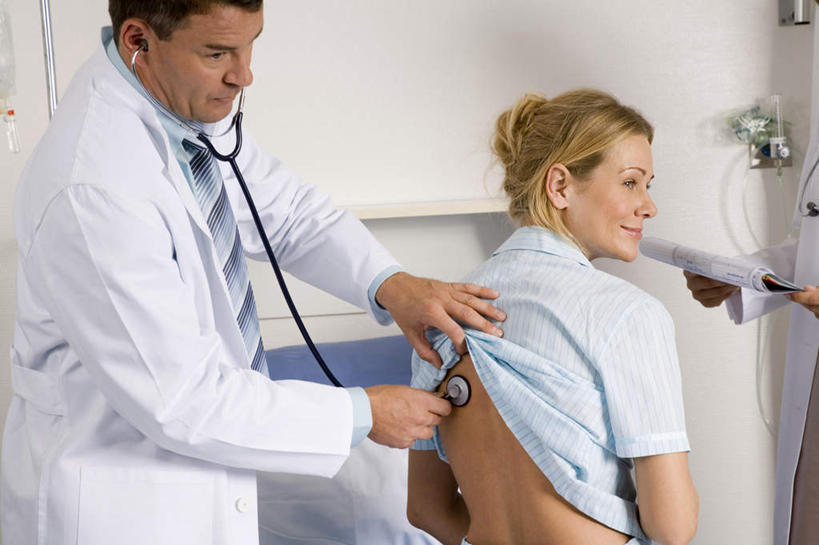 西方人,三个人,伙伴,朋友,医生,病人,站,坐,笑,微笑,露齿笑,横图,室内,白天,友谊,合作,团队,欧洲,欧洲人,握,检查,记事本,拿,拿着,注视,背面,本子,笔记本,听诊器,观察,看,站着,医护人员,医疗人员,战略,握着,观看,察看,医疗设备,白大褂,关注,病患,医疗器械,医疗工具,联合,合谋,检测工具,配合,协作,男人,男性,女人,女性,中年男性,中年女性,白种人,大夫,患者,就医者,站立,坐着,半身,彩图