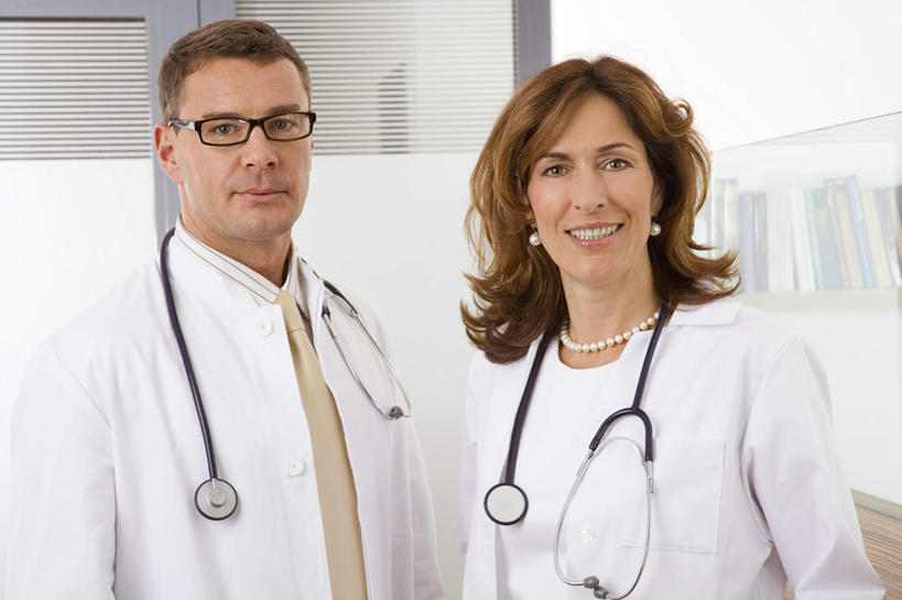 西方人,两个人,伙伴,朋友,医生,站,笑,微笑,露齿笑,横图,室内,白天,正面,友谊,合作,团队,欧洲,欧洲人,戴,眼镜,注视,听诊器,观察,看,站着,医护人员,医疗人员,战略,观看,戴着,察看,医疗设备,白大褂,关注,医疗器械,医疗工具,近视眼镜,联合,合谋,检测工具,配合,协作,男人,男性,女人,女性,中年男性,中年女性,白种人,大夫,站立,半身,彩图