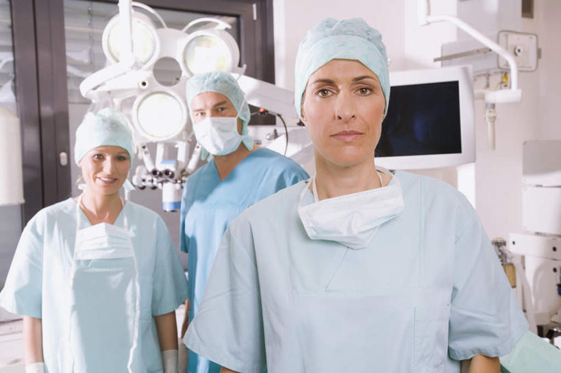 西方人,三个人,伙伴,朋友,医生,站,笑,微笑,露齿笑,横图,室内,白天,正面,友谊,合作,团队,仪器,帽子,欧洲,欧洲人,戴,阴影,反射,分离,影子,过滤,分开,注视,口罩,观察,看,站着,医护人员,医疗人员,隔断,战略,遮掩,观看,隔离,戴着,察看,卫生,手术室,掩盖,遮挡,白大褂,关注,净化,间隔,预防,遮盖,防尘,医生帽,联合,合谋,掩饰,断绝,隔开,屏蔽,屏绝,远离,中断,阻遏,阻隔,配合,协作,男人,男性,女人,女性,中年男性,中年女性,白种人,大夫,站立,半身,彩图