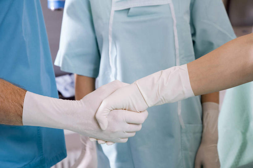 西方人,三个人,伙伴,朋友,医生,站,握手,横图,室内,白天,正面,友谊,合作,团队,欧洲,欧洲人,分离,过滤,分开,口罩,手套,站着,医护人员,医疗人员,隔断,橡胶,战略,遮掩,隔离,卫生,手术室,掩盖,遮挡,白大褂,净化,间隔,橡胶手套,预防,橡胶制品,遮盖,防尘,医用手套,联合,合谋,掩饰,断绝,隔开,屏蔽,屏绝,远离,中断,阻遏,阻隔,配合,协作,男人,男性,女人,女性,中年男性,中年女性,白种人,大夫,搀手,拉手,手拉手,手握手,站立,半身,彩图