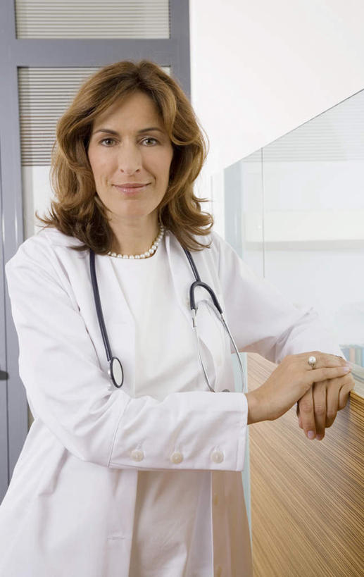 西方人,一个人,医生,站,笑,微笑,露齿笑,竖图,室内,白天,正面,欧洲,欧洲人,仅一个女性,仅一个人,戴,注视,听诊器,观察,看,站着,仅一个中年女性,医护人员,医疗人员,观看,戴着,察看,医疗设备,白大褂,关注,医疗器械,医疗工具,检测工具,女人,女性,中年女性,白种人,大夫,站立,半身,彩图