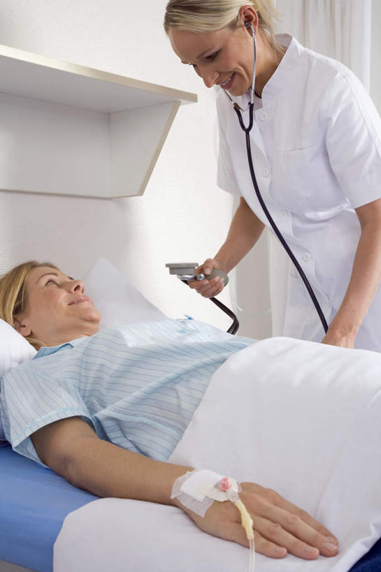 西方人,两个人,病人,护士,躺,笑,微笑,露齿笑,竖图,室内,白天,正面,欧洲,欧洲人,测量,刻度,注视,观察,看,观看,测量工具,察看,医疗设备,血压计,白衣天使,关注,医疗器械,量具,量仪,血压表,卧着,年轻女性,女人,女性,白种人,患者,就医者,躺着,卧,半身,彩图