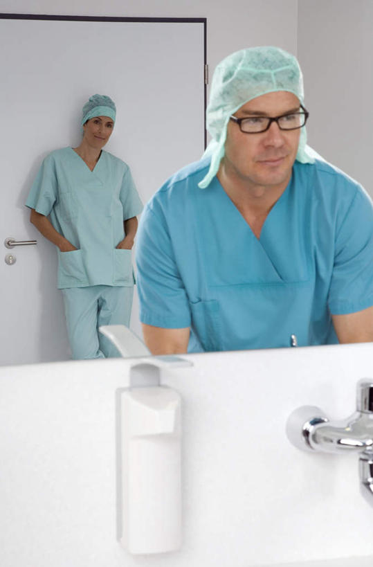 西方人,两个人,伙伴,朋友,医生,站,竖图,室内,白天,正面,友谊,合作,团队,镜子,卫生间,洗手间,帽子,欧洲,欧洲人,水龙头,眼镜,注视,开关,打开,观察,看,站着,医护人员,医疗人员,战略,观看,阀门,镜像,察看,双手插袋,开启,白大褂,镜面,关注,手插袋,近视眼镜,医生帽,双手抄兜,双手放兜,联合,合谋,水咀,配合,协作,男人,男性,女人,女性,中年男性,中年女性,白种人,大夫,厕所,插兜,两手抄兜,两手放兜,手插兜,手放口袋,站立,半身,彩图,手抄兜