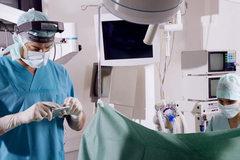 西方人,两个人,伙伴,朋友,医生,站,横图,室内,白天,正面,友谊,合作,团队,仪器,帽子,相机,欧洲,欧洲人,戴,握,分离,过滤,拿,分开,拿着,注视,拍照,口罩,手套,数码相机,观察,看,站着,医护人员,医疗人员,隔断,橡胶,战略,握着,遮掩,摄影,观看,隔离,戴着,察看,卫生,手术室,掩盖,遮挡,白大褂,关注,净化,间隔,橡胶手套,预防,橡胶制品,遮盖,防尘,医生帽,医用手套,联合,合谋,掩饰,断绝,隔开,屏蔽,屏绝,远离,中断,阻遏,阻隔,配合,协作,男人,男性,女人,女性,中年男性,中年女性,白种人,大夫,照相机,站立,半身,彩图,照相