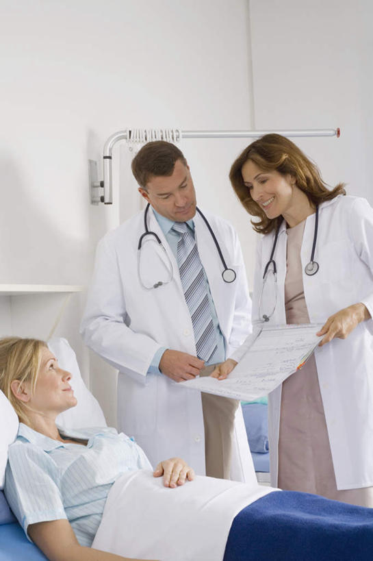 西方人,三个人,伙伴,朋友,医生,病人,站,笑,说,微笑,露齿笑,竖图,室内,白天,正面,友谊,合作,团队,欧洲,欧洲人,握,拿,拿着,注视,听诊器,观察,看,站着,医护人员,医疗人员,战略,握着,观看,察看,医疗设备,白大褂,病房,关注,医疗器械,记录板,医疗工具,记事板,联合,合谋,检测工具,交流,配合,协作,男人,男性,女人,女性,中年男性,中年女性,白种人,大夫,患者,就医者,沟通,讲话,交谈,说话,谈话,站立,半身,彩图