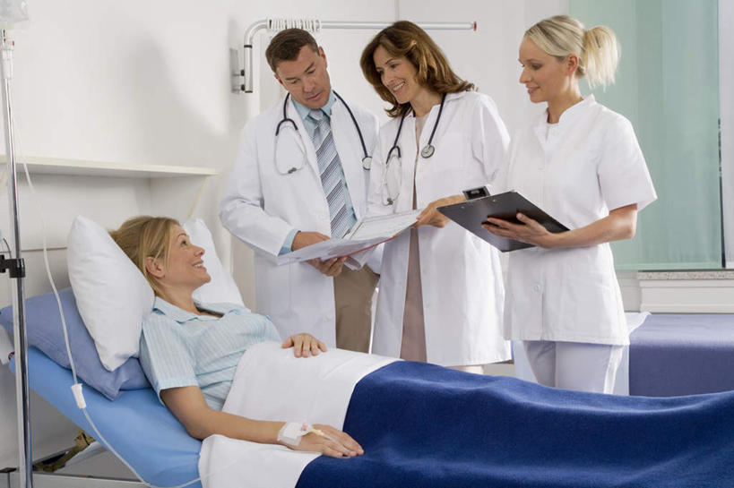 西方人,四个人,伙伴,朋友,医生,病人,护士,站,笑,说,微笑,露齿笑,横图,室内,白天,正面,友谊,合作,团队,欧洲,欧洲人,握,拿,拿着,注视,听诊器,观察,看,站着,医护人员,医疗人员,战略,握着,观看,察看,医疗设备,白衣天使,白大褂,病房,关注,医疗器械,记录板,医疗工具,记事板,联合,合谋,检测工具,交流,配合,协作,男人,男性,女人,女性,中年男性,中年女性,白种人,大夫,患者,就医者,沟通,讲话,交谈,说话,谈话,站立,半身,彩图