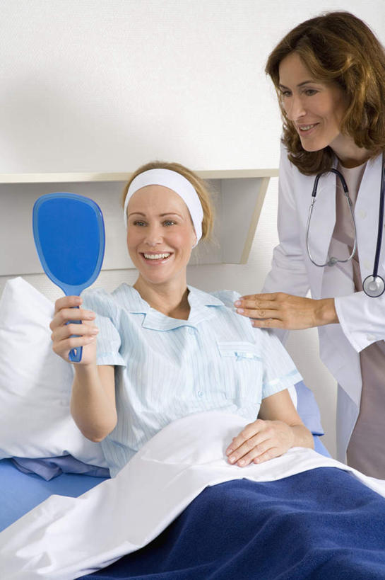 西方人,两个人,医生,病人,躺,笑,说,微笑,露齿笑,竖图,室内,白天,正面,镜子,欧洲,欧洲人,戴,注视,听诊器,观察,看,医护人员,医疗人员,观看,镜像,戴着,察看,医疗设备,白大褂,镜面,关注,医疗器械,医疗工具,检测工具,卧着,交流,女人,女性,中年女性,白种人,大夫,患者,就医者,沟通,讲话,交谈,说话,谈话,躺着,卧,半身,彩图