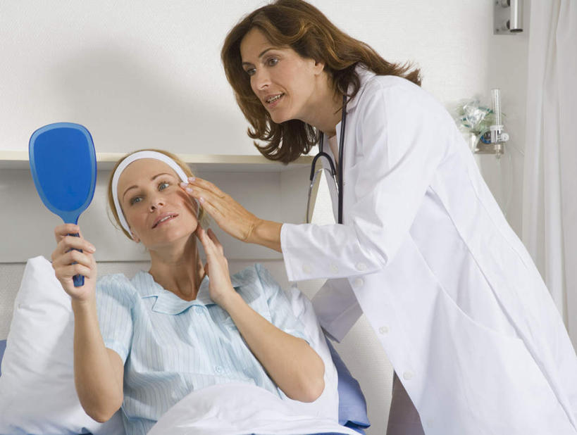 西方人,脸,脸颊,两个人,医生,病人,躺,笑,摸,说,微笑,露齿笑,横图,室内,白天,正面,镜子,欧洲,欧洲人,戴,抚摸,注视,听诊器,观察,看,医护人员,医疗人员,观看,镜像,戴着,察看,医疗设备,白大褂,镜面,关注,医疗器械,医疗工具,检测工具,卧着,交流,女人,女性,中年女性,白种人,脸部,脸蛋,面部,大夫,患者,就医者,触摸,沟通,讲话,交谈,接触,说话,谈话,躺着,卧,半身,彩图