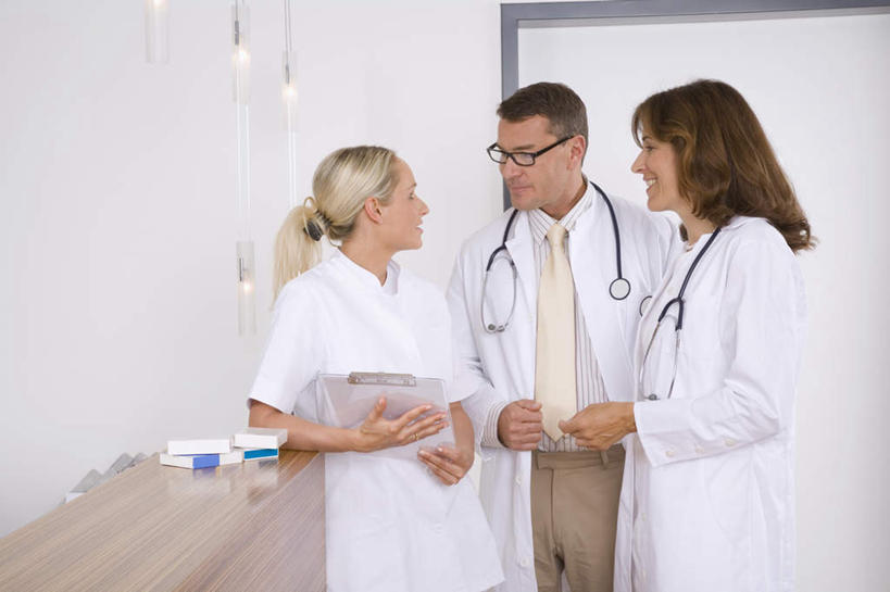 西方人,三个人,伙伴,朋友,医生,护士,站,说,横图,室内,白天,正面,友谊,合作,团队,欧洲,欧洲人,戴,眼镜,注视,听诊器,观察,看,站着,医护人员,医疗人员,战略,观看,戴着,察看,医疗设备,白衣天使,白大褂,关注,医疗器械,记录板,医疗工具,近视眼镜,记事板,联合,合谋,检测工具,交流,配合,协作,男人,男性,年轻女性,女人,女性,中年男性,中年女性,白种人,大夫,沟通,讲话,交谈,说话,谈话,站立,半身,彩图