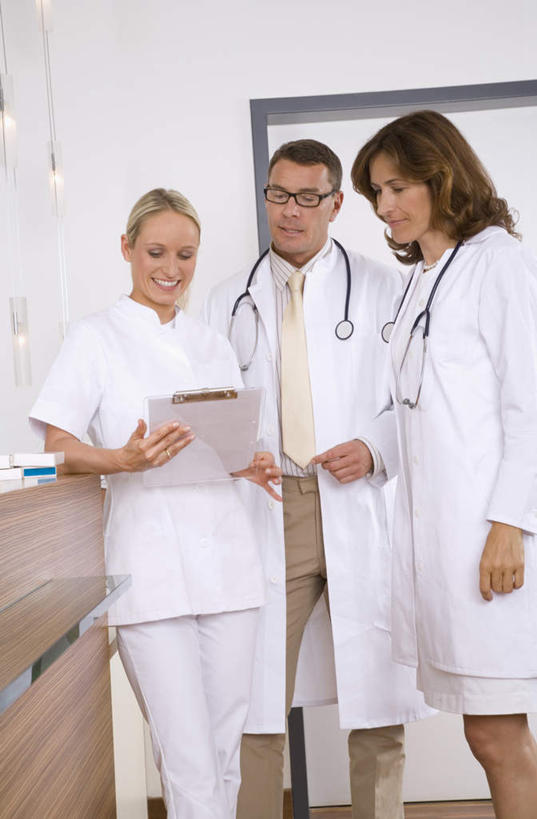 西方人,三个人,伙伴,朋友,医生,护士,站,笑,说,微笑,露齿笑,竖图,室内,白天,正面,友谊,合作,团队,欧洲,欧洲人,戴,眼镜,注视,听诊器,观察,看,站着,医护人员,医疗人员,战略,观看,戴着,察看,医疗设备,白衣天使,白大褂,关注,医疗器械,记录板,医疗工具,近视眼镜,记事板,联合,合谋,检测工具,交流,配合,协作,男人,男性,年轻女性,女人,女性,中年男性,中年女性,白种人,大夫,沟通,讲话,交谈,说话,谈话,站立,半身,彩图