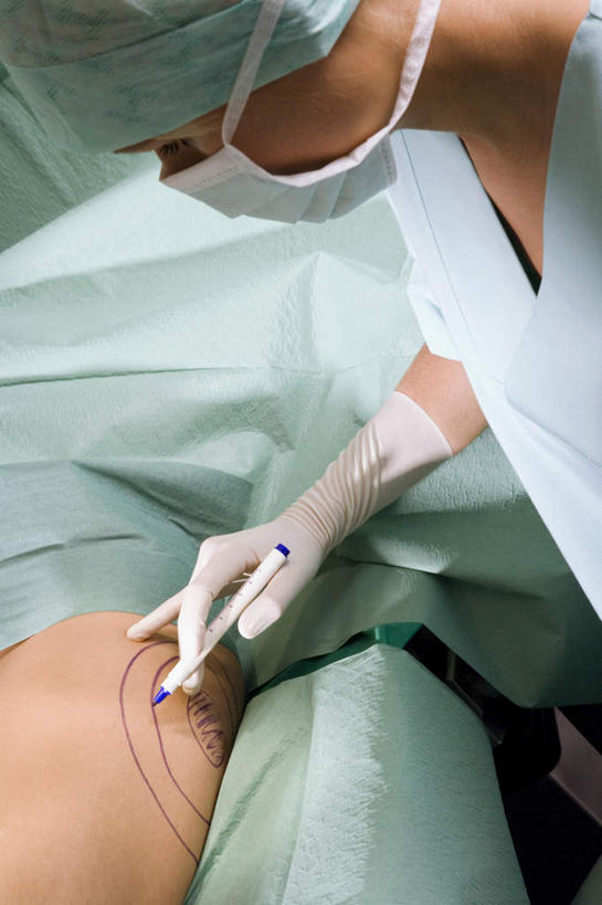 西方人,两个人,医生,病人,站,竖图,俯视,室内,白天,帽子,欧洲,欧洲人,握,笔,办公用品,拿,拿着,注视,水笔,画,文具,手套,学习用品,观察,看,站着,医护人员,医疗人员,橡胶,握着,观看,文具用品,察看,手术室,白大褂,关注,病患,橡胶手套,橡胶制品,医生帽,医用手套,女人,女性,中年女性,白种人,大夫,患者,就医者,站立,半身,彩图,高角度拍摄