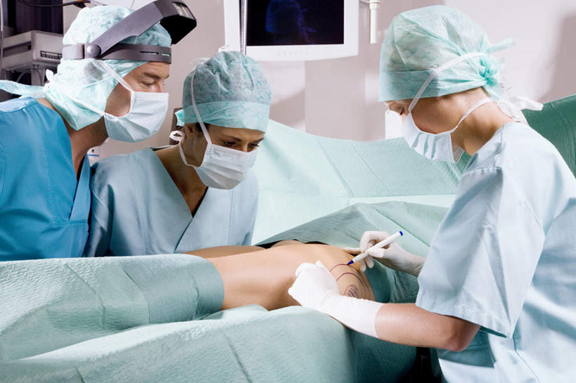 西方人,四个人,伙伴,朋友,医生,病人,护士,站,横图,室内,白天,侧面,友谊,合作,团队,帽子,欧洲,欧洲人,握,笔,办公用品,拿,拿着,注视,水笔,画,文具,手套,学习用品,观察,看,站着,医护人员,医疗人员,橡胶,战略,握着,观看,文具用品,察看,手术室,白衣天使,白大褂,关注,病患,橡胶手套,橡胶制品,医生帽,医用手套,联合,合谋,配合,协作,男人,男性,女人,女性,中年男性,中年女性,白种人,大夫,患者,就医者,站立,半身,彩图