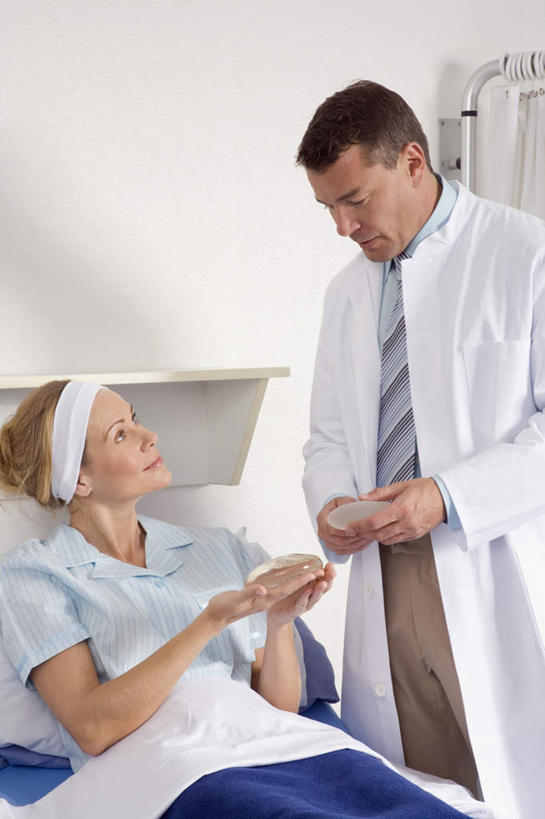 西方人,两个人,医生,病人,站,说,竖图,室内,白天,正面,欧洲,欧洲人,握,服装,束发带,拿,拿着,注视,休闲装,衣服,观察,看,站着,医护人员,医疗人员,休闲,休闲服,握着,服饰,观看,察看,白大褂,关注,交流,男人,男性,女人,女性,中年男性,中年女性,白种人,大夫,患者,就医者,沟通,讲话,交谈,说话,谈话,站立,半身,彩图