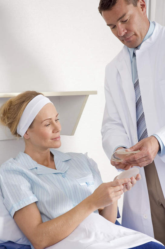 西方人,两个人,医生,病人,站,说,竖图,室内,白天,正面,欧洲,欧洲人,握,服装,束发带,拿,拿着,注视,休闲装,衣服,观察,看,站着,医护人员,医疗人员,休闲,休闲服,握着,服饰,观看,察看,白大褂,关注,交流,男人,男性,女人,女性,中年男性,中年女性,白种人,大夫,患者,就医者,沟通,讲话,交谈,说话,谈话,站立,半身,彩图