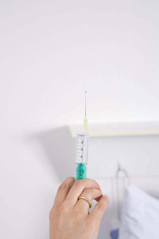 西方人,手,一个人,护士,竖图,室内,特写,白天,正面,欧洲,欧洲人,仅一个女性,仅一个人,握,拿,拿着,一个,仅一个中年女性,手部,针管,针筒,握着,注射,单个,单手,医疗,医疗设备,注射器,白衣天使,病房,女人,女性,中年女性,白种人,半身,彩图