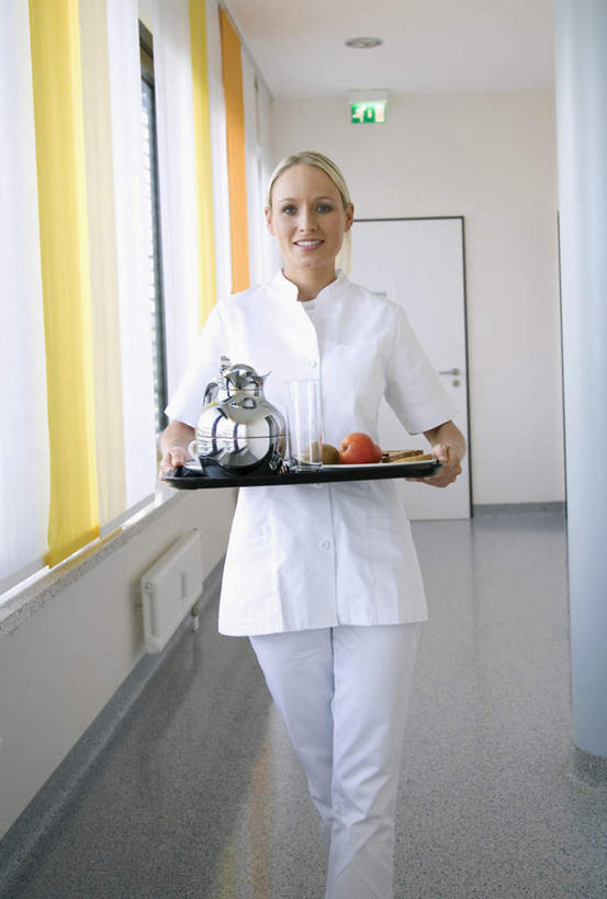 西方人,一个人,走,捧,笑,微笑,露齿笑,竖图,室内,白天,正面,苹果,餐具,水果,欧洲,欧洲人,仅一个年轻女性,仅一个女性,仅一个人,新鲜,碟子,壶,盘,走道,走廊,过道,生食,食品,果实,注视,水壶,食物,盘子,茶壶,容器,碟,观察,看,有机食品,绿色食品,观看,察看,关注,年轻女性,女人,女性,白种人,步行,端,端着,捧着,散步,手捧,走路,半身,彩图