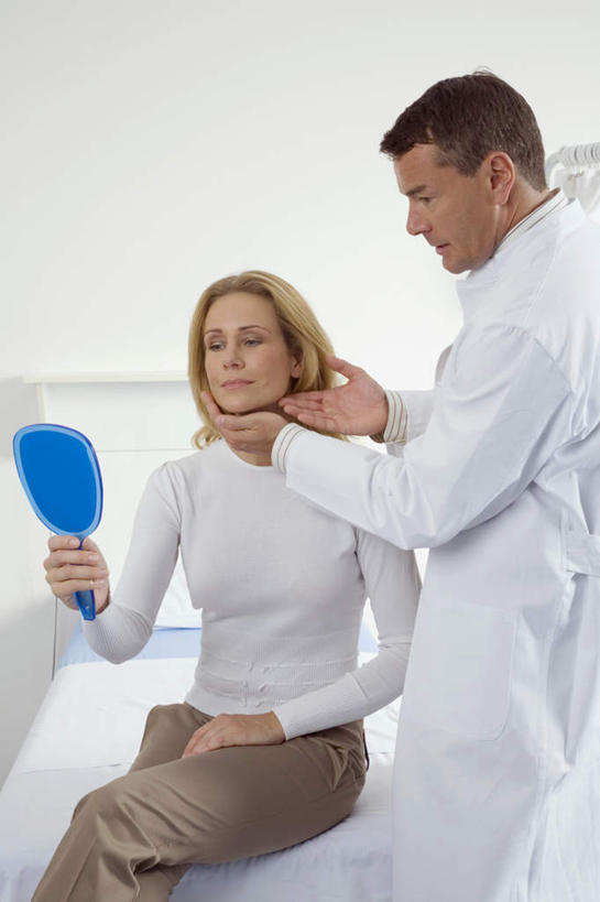 西方人,两个人,医生,病人,站,坐,说,竖图,室内,白天,正面,镜子,欧洲,欧洲人,握,指,服装,拿,拿着,注视,休闲装,方向,衣服,观察,看,手势,站着,医护人员,医疗人员,休闲,休闲服,握着,服饰,观看,镜像,察看,指向,白大褂,镜面,关注,交流,男人,男性,女人,女性,中年男性,中年女性,白种人,大夫,患者,就医者,沟通,讲话,交谈,说话,谈话,站立,坐着,半身,彩图