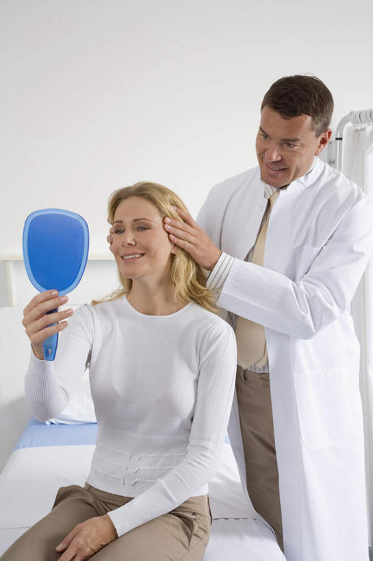 西方人,两个人,医生,病人,站,坐,摸,说,竖图,室内,白天,正面,镜子,欧洲,欧洲人,抚摸,握,服装,拿,拿着,注视,休闲装,衣服,观察,看,站着,医护人员,医疗人员,休闲,休闲服,握着,服饰,观看,镜像,察看,白大褂,镜面,关注,交流,男人,男性,女人,女性,中年男性,中年女性,白种人,大夫,患者,就医者,触摸,沟通,讲话,交谈,接触,说话,谈话,站立,坐着,半身,彩图