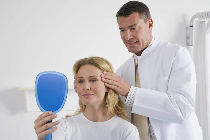 西方人,两个人,医生,病人,站,坐,摸,说,横图,室内,白天,正面,镜子,欧洲,欧洲人,抚摸,握,服装,拿,拿着,注视,休闲装,衣服,观察,看,站着,医护人员,医疗人员,休闲,休闲服,握着,服饰,观看,镜像,察看,白大褂,镜面,关注,交流,男人,男性,女人,女性,中年男性,中年女性,白种人,大夫,患者,就医者,触摸,沟通,讲话,交谈,接触,说话,谈话,站立,坐着,半身,彩图