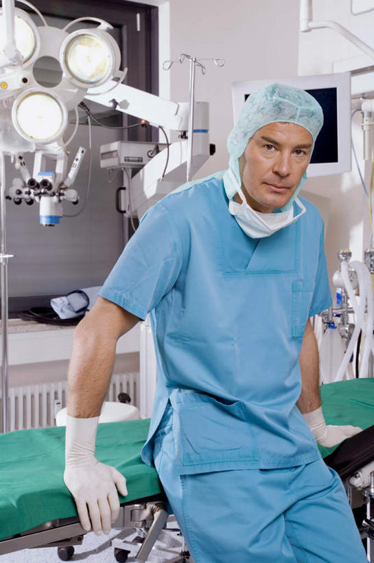 西方人,一个人,医生,坐,竖图,室内,白天,正面,仪器,帽子,欧洲,欧洲人,仅一个男性,仅一个人,仅一个中年男性,戴,分离,过滤,分开,注视,口罩,手套,观察,看,医护人员,医疗人员,隔断,橡胶,遮掩,观看,隔离,戴着,察看,卫生,手术室,掩盖,遮挡,白大褂,关注,净化,间隔,橡胶手套,预防,橡胶制品,遮盖,防尘,医生帽,医用手套,掩饰,断绝,隔开,屏蔽,屏绝,远离,中断,阻遏,阻隔,男人,男性,中年男性,白种人,大夫,坐着,半身,彩图