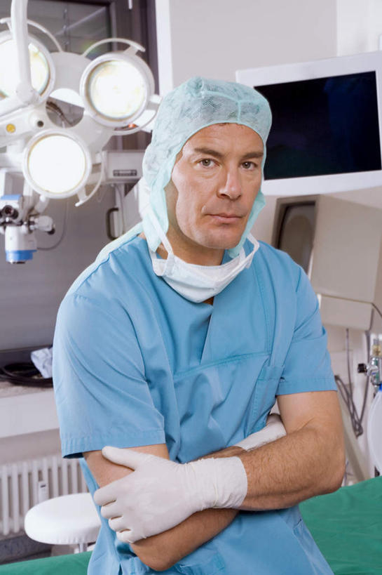 西方人,一个人,医生,坐,双手交叉,竖图,室内,白天,正面,仪器,帽子,欧洲,欧洲人,仅一个男性,仅一个人,仅一个中年男性,戴,分离,过滤,分开,注视,口罩,手套,观察,看,医护人员,医疗人员,隔断,橡胶,遮掩,观看,隔离,戴着,察看,卫生,手术室,掩盖,双手抱胸,遮挡,白大褂,关注,净化,间隔,橡胶手套,预防,橡胶制品,遮盖,防尘,医生帽,医用手套,掩饰,断绝,隔开,屏蔽,屏绝,远离,中断,阻遏,阻隔,男人,男性,中年男性,白种人,大夫,坐着,半身,彩图