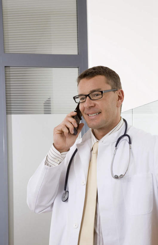 西方人,一个人,站,笑,打电话,微笑,露齿笑,竖图,室内,白天,正面,电话,手机,欧洲,欧洲人,仅一个男性,仅一个人,仅一个中年男性,戴,握,眼镜,拿,拿着,注视,通讯设备,听诊器,观察,看,站着,握着,观看,戴着,察看,医疗设备,关注,医疗器械,医疗工具,近视眼镜,检测工具,交流,男人,男性,中年男性,白种人,沟通,通话,站立,半身,彩图