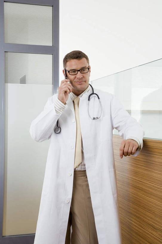 西方人,一个人,站,笑,打电话,微笑,露齿笑,竖图,室内,白天,正面,电话,手机,欧洲,欧洲人,仅一个男性,仅一个人,仅一个中年男性,戴,握,眼镜,拿,拿着,注视,通讯设备,听诊器,观察,看,站着,握着,观看,戴着,察看,医疗设备,关注,医疗器械,医疗工具,近视眼镜,检测工具,交流,男人,男性,中年男性,白种人,沟通,通话,站立,半身,彩图