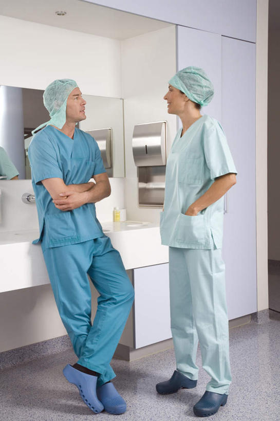 西方人,两个人,伙伴,朋友,医生,站,笑,说,双手交叉,微笑,露齿笑,竖图,室内,白天,正面,友谊,合作,团队,卫生间,洗手间,帽子,欧洲,欧洲人,注视,观察,看,靠,靠着,站着,医护人员,医疗人员,战略,观看,察看,双手抱胸,双手插袋,白大褂,关注,手插袋,医生帽,双手抄兜,双手放兜,联合,合谋,交流,配合,协作,男人,男性,女人,女性,中年男性,中年女性,白种人,大夫,厕所,插兜,沟通,讲话,交谈,两手抄兜,两手放兜,手插兜,手放口袋,说话,谈话,站立,彩图,全身,手抄兜