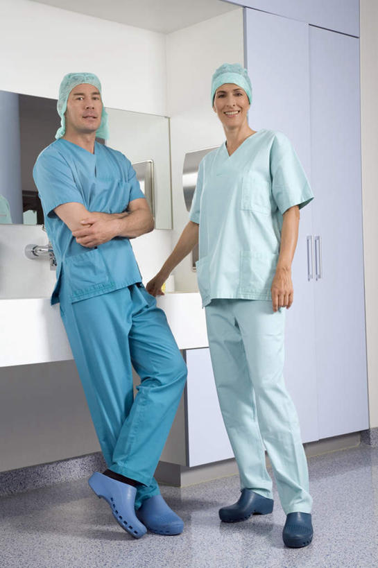 西方人,两个人,伙伴,朋友,医生,站,笑,说,双手交叉,微笑,露齿笑,竖图,室内,白天,正面,友谊,合作,团队,卫生间,洗手间,帽子,欧洲,欧洲人,注视,观察,看,靠,靠着,站着,医护人员,医疗人员,战略,观看,察看,双手抱胸,白大褂,关注,医生帽,联合,合谋,交流,配合,协作,男人,男性,女人,女性,中年男性,中年女性,白种人,大夫,厕所,沟通,讲话,交谈,说话,谈话,站立,半身,彩图