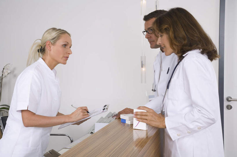 西方人,三个人,伙伴,朋友,医生,站,说,横图,室内,白天,侧面,友谊,合作,团队,欧洲,欧洲人,握,笔,眼镜,办公用品,拿,拿着,注视,水笔,文具,学习用品,观察,看,站着,医护人员,医疗人员,战略,握着,观看,文具用品,察看,白大褂,关注,记录板,近视眼镜,记事板,联合,合谋,交流,配合,协作,男人,男性,年轻女性,女人,女性,中年男性,中年女性,白种人,大夫,沟通,讲话,交谈,说话,谈话,站立,半身,彩图