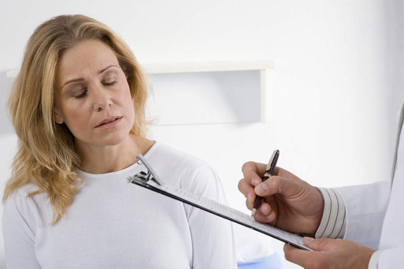 西方人,两个人,医生,病人,站,坐,闭眼,笑,说,微笑,露齿笑,横图,室内,白天,正面,欧洲,欧洲人,握,服装,笔,办公用品,拿,拿着,休闲装,水笔,文具,衣服,学习用品,站着,医护人员,医疗人员,休闲,休闲服,握着,服饰,文具用品,白大褂,病房,记录板,记事板,交流,男人,男性,女人,女性,中年男性,中年女性,白种人,大夫,患者,就医者,闭眼睛,闭着眼,闭着眼睛,沟通,讲话,交谈,说话,谈话,站立,坐着,半身,彩图