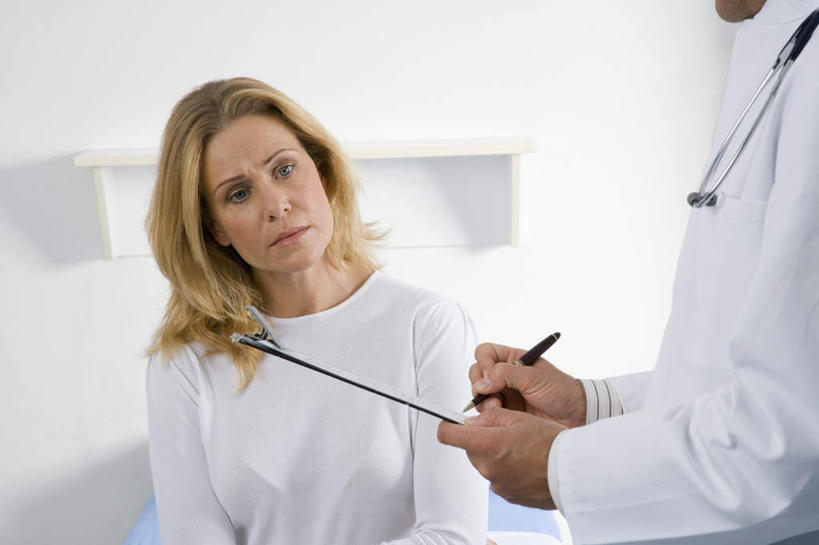 西方人,两个人,医生,病人,站,坐,笑,说,微笑,露齿笑,横图,室内,白天,正面,欧洲,欧洲人,握,笔,办公用品,拿,拿着,注视,水笔,文具,学习用品,观察,看,站着,医护人员,医疗人员,握着,观看,文具用品,察看,白大褂,病房,关注,记录板,记事板,交流,男人,男性,女人,女性,中年男性,中年女性,白种人,大夫,患者,就医者,沟通,讲话,交谈,说话,谈话,坐着,半身,彩图