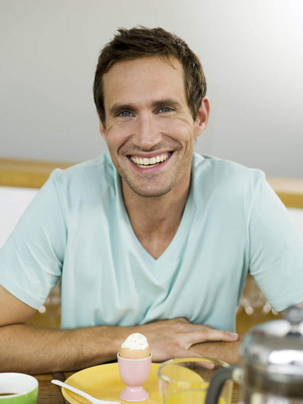 西方人,一个人,笑,微笑,露齿笑,竖图,室内,白天,正面,餐具,欧洲,欧洲人,仅一个男性,仅一个人,仅一个中年男性,服装,叉子,碟子,盘,勺子,蛋,鸡蛋,注视,休闲装,衣服,盘子,调羹,碟,汤匙,观察,看,休闲,休闲服,服饰,观看,察看,关注,餐叉,卵,男人,男性,中年男性,白种人,进餐用具,半身,彩图