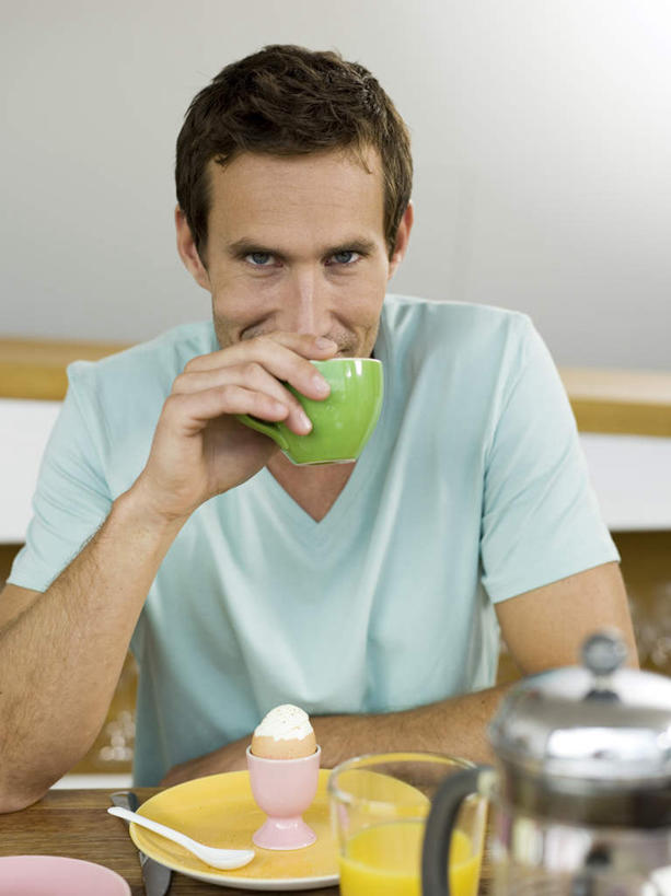 咖啡,西方人,一个人,笑,微笑,露齿笑,竖图,室内,白天,正面,杯子,餐具,欧洲,欧洲人,仅一个男性,仅一个人,仅一个中年男性,喝,服装,瓷器,碟子,盘,勺子,蛋,鸡蛋,咖啡杯,陶瓷制品,注视,休闲装,衣服,盘子,调羹,碟,汤匙,观察,看,休闲,休闲服,服饰,观看,察看,关注,瓷杯,卵,男人,男性,中年男性,白种人,半身,彩图