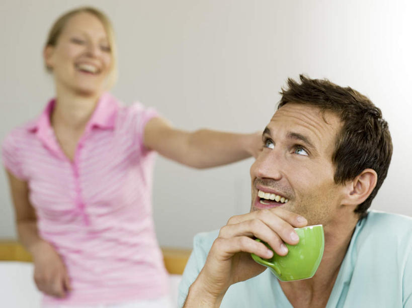 西方人,两个人,夫妻,站,笑,微笑,露齿笑,横图,室内,白天,正面,爱情,杯子,欧洲,欧洲人,握,服装,瓷器,咖啡杯,陶瓷制品,浪漫,拿,拿着,注视,休闲装,衣服,观察,看,站着,休闲,休闲服,恩爱,握着,恋人,服饰,观看,察看,关注,瓷杯,男人,男性,女人,女性,中年男性,中年女性,白种人,情侣,站立,半身,彩图,伴侣