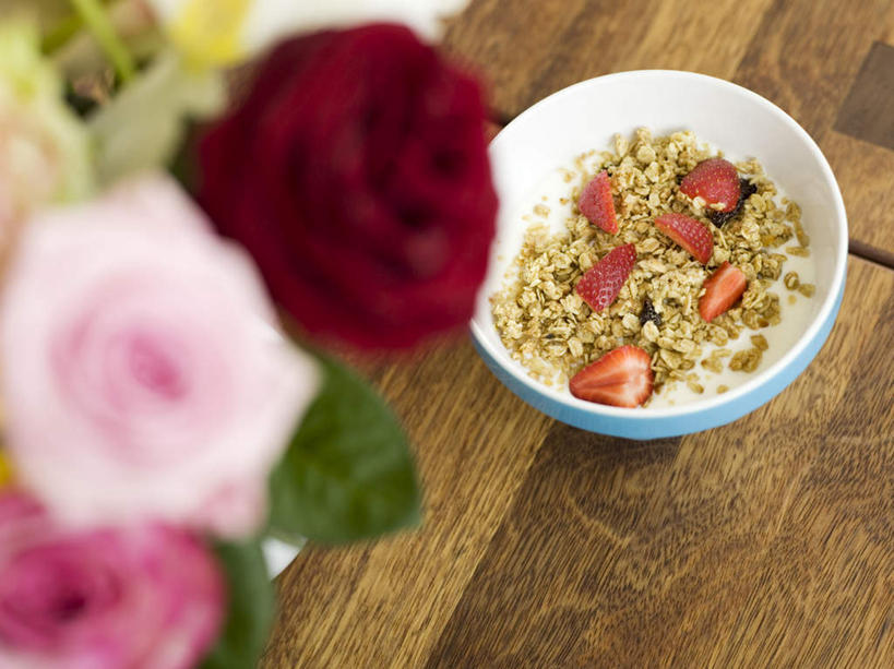 无人,横图,俯视,室内,特写,白天,爱情,早餐,幸福,纯洁,智慧,热情,桌面,桌子,玫瑰,草莓,浆果,花瓶,水果,朦胧,模糊,新鲜,艺术,装饰,盛开,木制,陶瓷,谷物,生食,食品,果实,玫瑰花,陶瓷制品,浪漫,花蕾,文化,美食,饮食,花,花瓣,花朵,鲜花,食物,一个,插花,木制品,瓶子,容器,碗,花苞,花蕊,温暖,温馨,恩爱,保健,有机食品,绿色食品,单个,储藏,华丽,修饰,插花艺术,点缀,麦片,和睦,创造,储存,创作,燕麦片,感动,想象,衬托,美观,雅致,雅观,尊敬,天真,刺玫花,徘徊花,洋莓,水果皇后,红莓,地莓,彩图,高角度拍摄,早饭,融洽,贮存