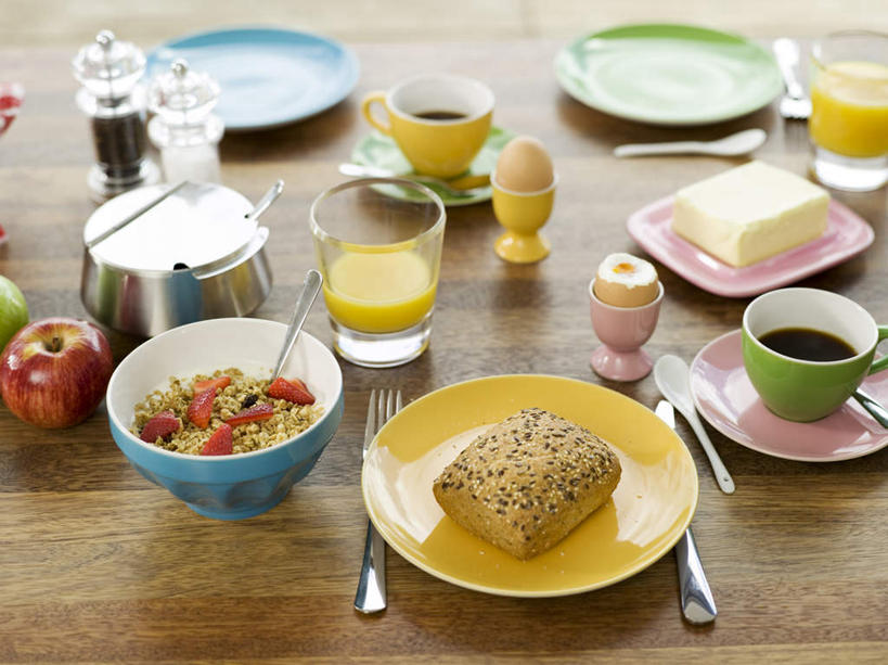 点心,面包,果汁,咖啡,无人,横图,俯视,室内,白天,早餐,幸福,桌面,桌子,草莓,柑橘,浆果,餐具,水果,朦胧,模糊,新鲜,木制,碟子,盘,陶瓷,蛋,谷物,鸡蛋,生食,橙汁,食品,面点,果实,陶瓷制品,饮品,娱乐,美食,饮食,食物,糕点,饮料,盘子,木制品,容器,碟,碗,享受,休闲,温馨,放松,乐趣,保健,有机食品,绿色食品,储藏,麦片,提神,蛋杯,舒适,储存,可口,醒脑,软饮料,卵,适口,盛蛋器,洋莓,水果皇后,橘子,桔子,红莓,地莓,橙子,橙,彩图,高角度拍摄,早饭,贮存