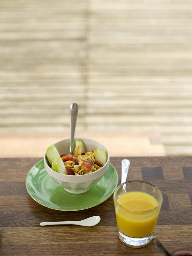 果汁,无人,竖图,俯视,室内,特写,白天,桌面,桌子,草莓,柑橘,浆果,杯子,餐具,水果,阴影,新鲜,反射,木制,碟子,工具,盘,影子,勺子,陶瓷,生食,橙汁,食品,果实,刀具,陶瓷制品,饮品,玻璃制品,食物,饮料,盘子,木制品,容器,水杯,调羹,碟,汤匙,碗,刀,有机食品,绿色食品,储藏,储存,可口,适口,奶酪刀,芝士刀,玻璃杯,洋莓,水果皇后,橘子,桔子,红莓,地莓,橙子,橙,彩图,高角度拍摄,贮存