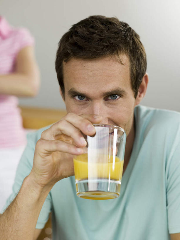 果汁,西方人,两个人,坐,笑,微笑,露齿笑,竖图,室内,白天,正面,柑橘,杯子,水果,欧洲,欧洲人,喝,握,服装,新鲜,生食,橙汁,食品,果实,饮品,拿,拿着,注视,休闲装,玻璃制品,食物,饮料,衣服,水杯,观察,看,休闲,休闲服,握着,服饰,有机食品,绿色食品,观看,察看,关注,可口,适口,男人,男性,女人,女性,中年男性,中年女性,白种人,玻璃杯,橘子,桔子,橙子,橙,坐着,半身,彩图