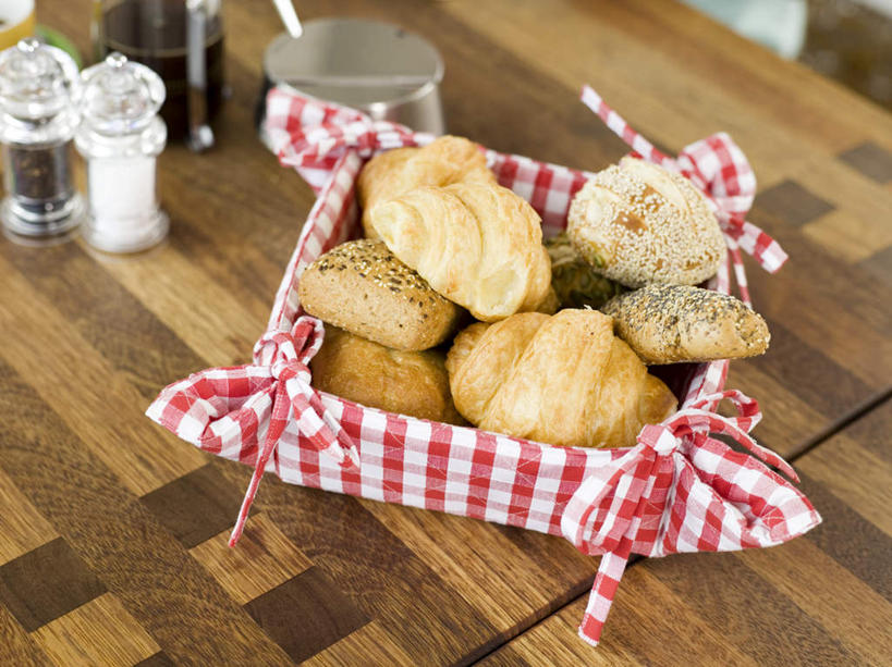 点心,面包,无人,交叉,横图,俯视,室内,特写,白天,桌面,桌子,竹子,纺织品,一堆,堆叠,堆积,竹制,朦胧,模糊,编织,木制,布,篮子,调料,调味,香料,佐料,食品,面点,织物,黑胡椒,调味品,调味料,玻璃制品,食物,糕点,一个,玻璃瓶,木制品,瓶子,竹篮,单个,竹条,堆,布匹,交织,配料,竹制品,作料,穿插,卡其布,胡椒,彩图,高角度拍摄