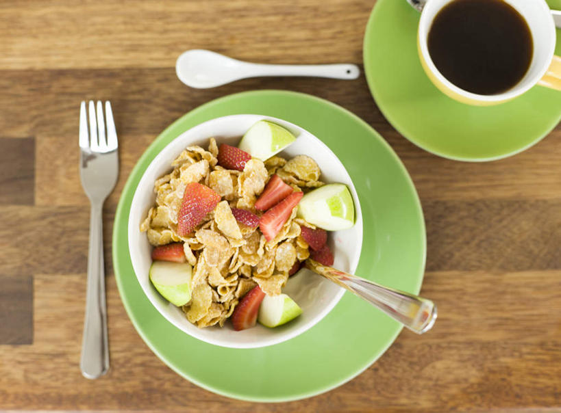 咖啡,无人,横图,俯视,室内,特写,白天,早餐,幸福,桌面,桌子,草莓,浆果,杯子,餐具,水果,阴影,新鲜,反射,木制,叉子,瓷器,碟子,盘,影子,勺子,陶瓷,谷物,生食,食品,果实,咖啡杯,陶瓷制品,娱乐,美食,饮食,食物,饮料,盘子,木制品,容器,调羹,碟,汤匙,碗,享受,休闲,温馨,放松,乐趣,保健,有机食品,绿色食品,储藏,麦片,提神,舒适,储存,瓷杯,醒脑,燕麦片,餐叉,软饮料,进餐用具,洋莓,水果皇后,红莓,地莓,彩图,高角度拍摄,早饭,贮存