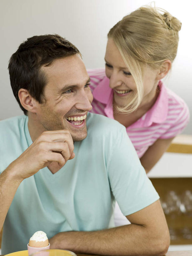 西方人,两个人,夫妻,站,笑,说,微笑,露齿笑,竖图,室内,白天,正面,爱情,欧洲,欧洲人,服装,蛋,鸡蛋,浪漫,注视,休闲装,衣服,容器,观察,看,站着,休闲,休闲服,恩爱,恋人,服饰,观看,储藏,察看,蛋杯,储存,关注,卵,盛蛋器,交流,男人,男性,女人,女性,中年男性,中年女性,白种人,情侣,沟通,讲话,交谈,说话,谈话,站立,半身,彩图,伴侣,贮存