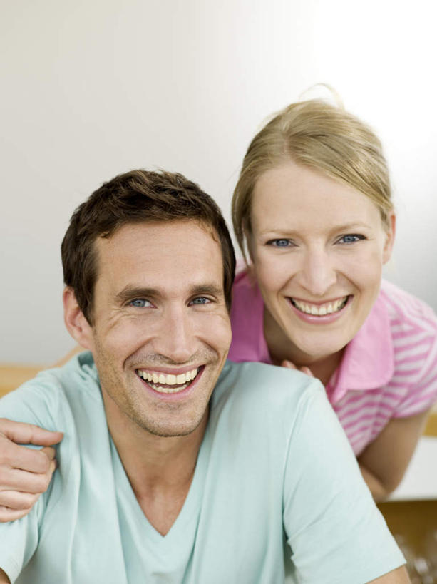 西方人,两个人,夫妻,站,抱,笑,微笑,露齿笑,竖图,室内,白天,正面,爱情,欧洲,欧洲人,服装,浪漫,注视,休闲装,衣服,观察,看,站着,休闲,休闲服,恩爱,恋人,服饰,抱着,观看,察看,搂着,关注,男人,男性,女人,女性,中年男性,中年女性,白种人,情侣,怀抱,搂,搂抱,相抱,拥抱,站立,半身,彩图,伴侣