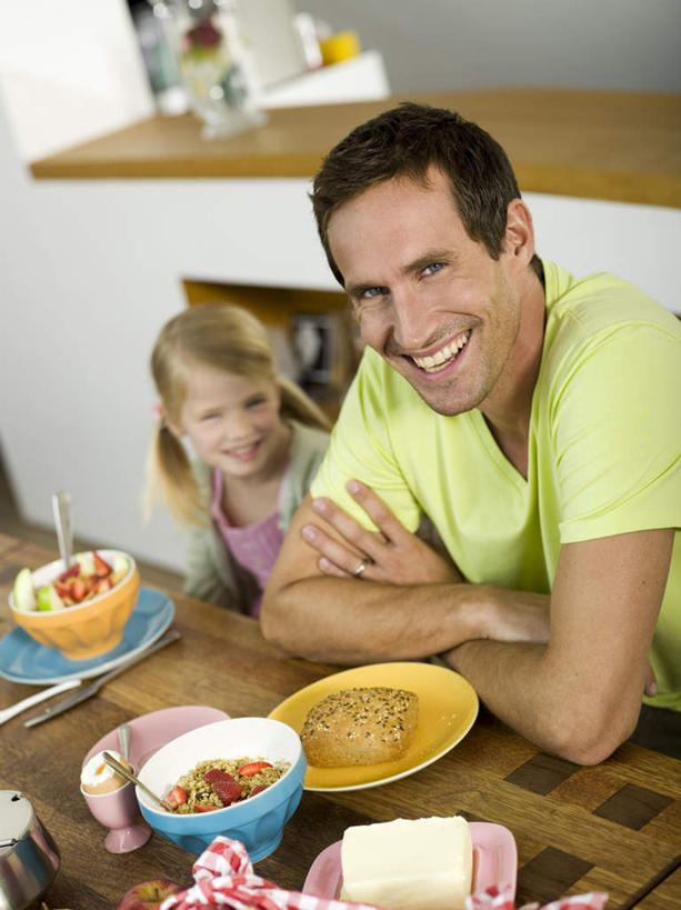 点心,面包,西方人,儿童,两个人,家庭,父亲,女儿,笑,双手交叉,微笑,露齿笑,竖图,俯视,室内,白天,早餐,纯洁,苹果,草莓,餐具,水果,欧洲,欧洲人,切片,服装,碟子,盘,蛋,谷物,鸡蛋,食品,面点,注视,休闲装,美食,饮食,食物,糕点,小孩,衣服,盘子,碟,碗,观察,看,休闲,温暖,温馨,父女,一家人,休闲服,父爱,可爱,童年,童趣,保健,服饰,观看,麦片,和睦,察看,双手抱胸,关注,燕麦片,童真,烂漫,无邪,卵,天真,男人,男性,年轻男性,女孩,白种人,孩子,年轻人,洋莓,水果皇后,红莓,地莓,半身,彩图,高角度拍摄,早饭,融洽,女生