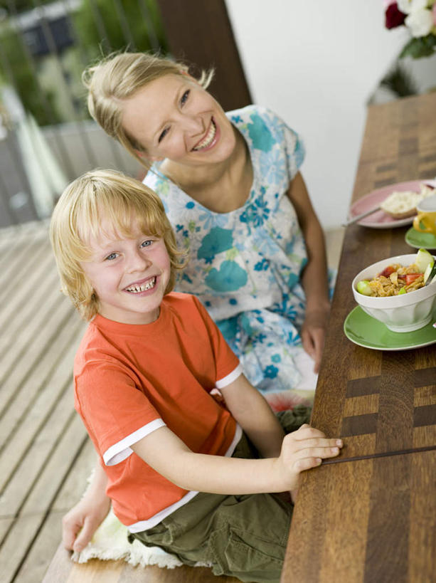 西方人,儿童,两个人,家庭,母亲,儿子,坐,吃,竖图,俯视,室内,白天,早餐,纯洁,草莓,浆果,餐具,水果,欧洲,欧洲人,服装,新鲜,碟子,盘,谷物,生食,食品,果实,注视,休闲装,美食,饮食,食物,小孩,衣服,盘子,碟,观察,看,休闲,温暖,温馨,母子,一家人,休闲服,可爱,母爱,童年,童趣,保健,服饰,有机食品,绿色食品,观看,麦片,和睦,察看,关注,燕麦片,童真,烂漫,无邪,天真,男孩,年轻女性,女人,女性,白种人,孩子,年轻人,洋莓,水果皇后,红莓,地莓,嚼,食,坐着,半身,彩图,高角度拍摄,早饭,融洽,男生