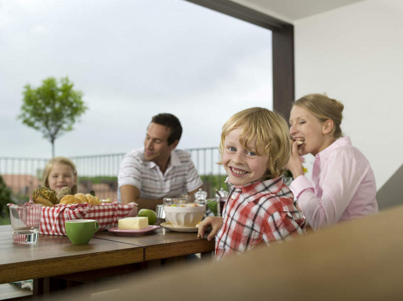 西方人,儿童,背部,四个人,家庭,夫妻,母亲,父亲,女儿,儿子,坐,笑,说,吃,微笑,露齿笑,横图,室内,白天,正面,爱情,早餐,纯洁,杯子,餐具,欧洲,欧洲人,服装,碟子,盘,浪漫,注视,休闲装,玻璃制品,小孩,衣服,盘子,水杯,碟,观察,看,休闲,温暖,温馨,父女,父子,母女,母子,一家人,休闲服,恩爱,父爱,可爱,母爱,童年,童趣,恋人,服饰,观看,和睦,察看,关注,童真,烂漫,无邪,交流,天真,男孩,男人,男性,年轻男性,年轻女性,女孩,女人,女性,白种人,孩子,年轻人,夫妇,情侣,玻璃杯,沟通,讲话,交谈,嚼,食,说话,谈话,坐着,半身,彩图,早饭,伴侣,融洽,男生,女生