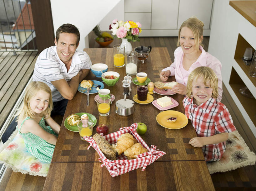 西方人,儿童,四个人,家庭,夫妻,母亲,父亲,女儿,儿子,笑,说,微笑,露齿笑,横图,俯视,室内,白天,爱情,早餐,纯洁,杯子,餐具,欧洲,欧洲人,服装,碟子,盘,浪漫,注视,休闲装,玻璃制品,小孩,衣服,盘子,水杯,碟,观察,看,休闲,温暖,温馨,父女,父子,母女,母子,一家人,休闲服,恩爱,父爱,可爱,母爱,童年,童趣,恋人,服饰,观看,和睦,察看,关注,童真,烂漫,无邪,交流,天真,男孩,男人,男性,年轻男性,年轻女性,女孩,女人,女性,白种人,孩子,年轻人,夫妇,情侣,玻璃杯,沟通,讲话,交谈,说话,谈话,半身,彩图,高角度拍摄,早饭,伴侣,融洽,男生,女生