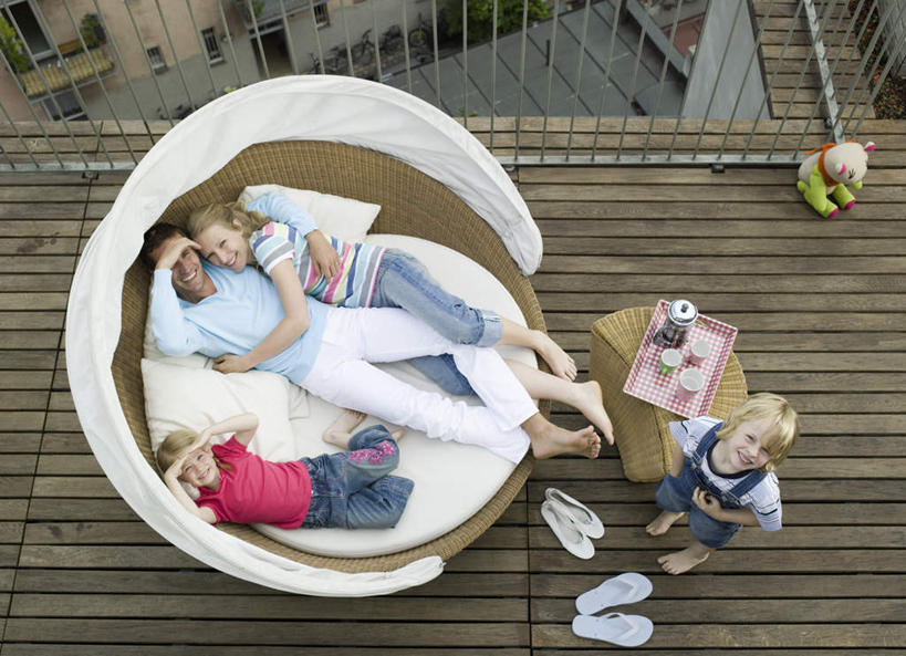 西方人,儿童,四个人,家庭,夫妻,母亲,父亲,女儿,儿子,栏杆,露台,站,躺,横图,俯视,室外,白天,爱情,纯洁,沙发,阳台,杯子,欧洲,欧洲人,服装,瓷器,围栏,咖啡杯,陶瓷制品,浪漫,注视,休闲装,护栏,小孩,衣服,盘子,观察,看,站着,休闲,温暖,温馨,父女,父子,母女,母子,一家人,休闲服,恩爱,父爱,可爱,母爱,童年,童趣,恋人,服饰,观看,和睦,察看,关注,瓷杯,布艺沙发,童真,烂漫,无邪,卧着,天真,男孩,男人,男性,年轻男性,年轻女性,女孩,女人,女性,白种人,孩子,年轻人,夫妇,情侣,抬头,躺着,卧,仰头,站立,彩图,高角度拍摄,全身,露天阳台,伴侣,融洽,男生,女生